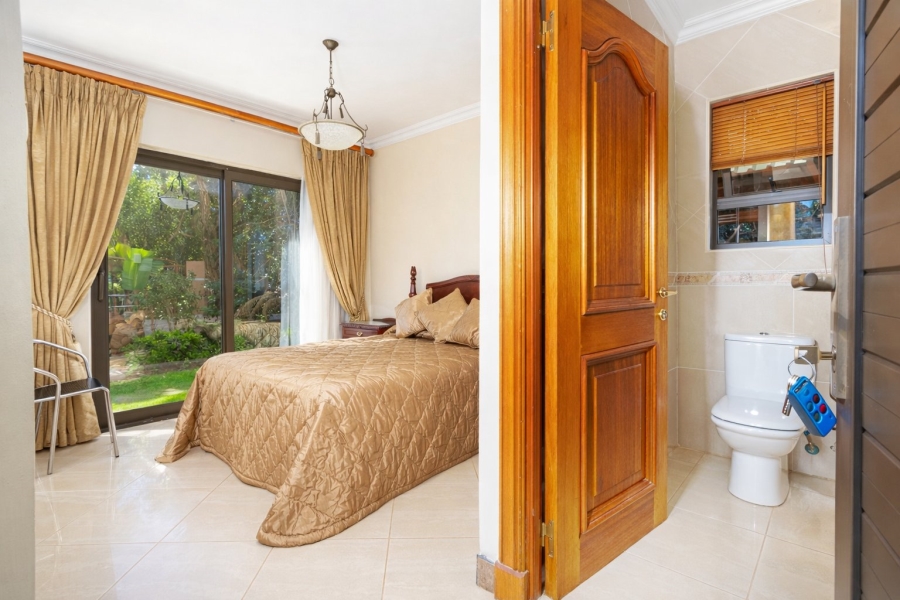 5 Bedroom Property for Sale in Caribbean Beach Club North West